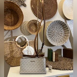 🔥🔥 GET IT FOR $1.... Michael Kors NWT small crossbody bag